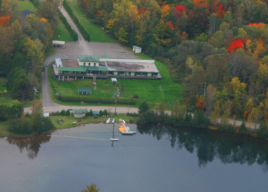 Vue aerienne du bois� du lac � Mont-Tremblant et de sa plage priv�e